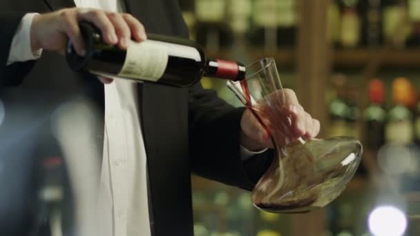 Сомельє наливає червоне вино в деканер — стокове відео