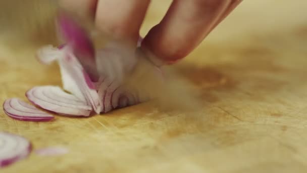 Профессиональный повар быстро нарезает лук, крупным планом . — стоковое видео