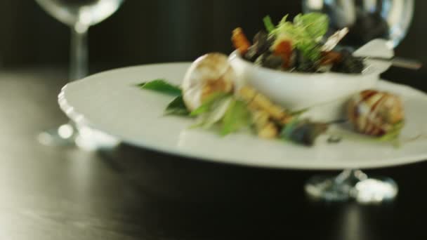 Serviert köstliche gebackene Escargots im Luxusrestaurant. — Stockvideo