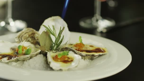 Preparación de ostras horneadas con crema en un restaurante de lujo — Vídeo de stock
