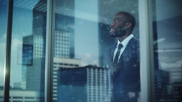 Homme d'affaires noir au bureau — Video