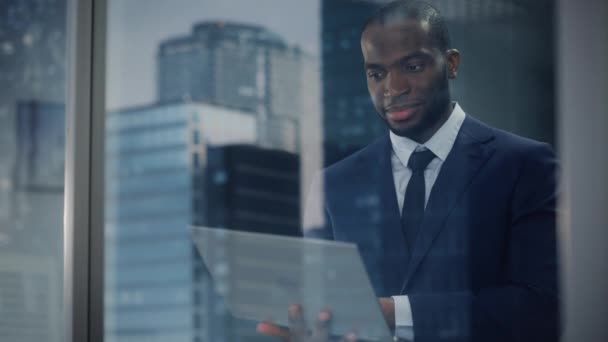 Černý podnikatel používající notebook v kanceláři — Stock video