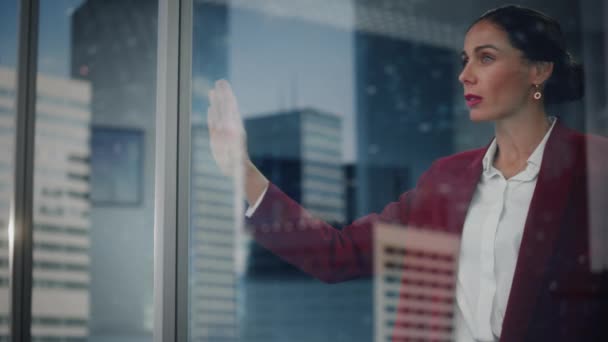 Mujer de negocios en ventana de oficina — Vídeos de Stock