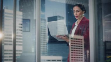 İş kadını Ofiste Dizüstü bilgisayar kullanıyor