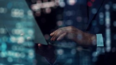 Gece Ofiste Dizüstü bilgisayar kullanan İşadamı