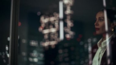 Ofis Penceresindeki İş Kadını