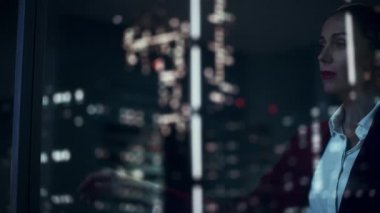 Ofis Penceresindeki İş Kadını