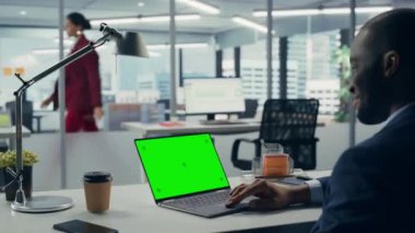 Ofiste Yeşil Ekran Bilgisayarı üzerinde çalışan İşadamı