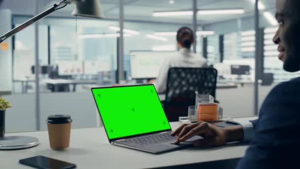 Бизнесмен, работающий над Green Screen Computer в офисе — стоковое видео
