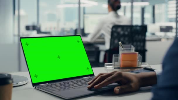 Zakenman werkt aan Green Screen Computer in Office — Stockvideo