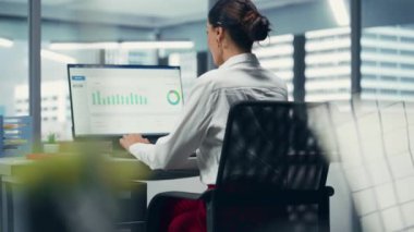 iş kadını ofiste bilgisayar üzerinde çalışan