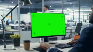 Ofiste Yeşil Ekran Bilgisayarı üzerinde çalışan İşadamı