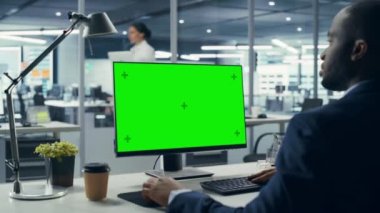 Ofiste Yeşil Ekran Bilgisayarı üzerinde çalışan İşadamı