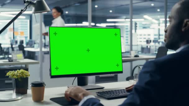 Businessman Working on Green Screen Computer in Office — Stock Video