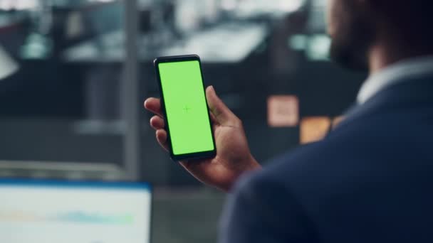 Geschäftsmann mit Green Screen Smartphone — Stockvideo