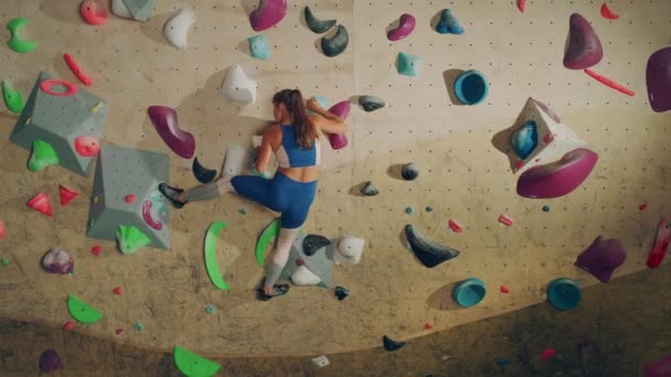 女子运动员在室内攀爬墙练习 — 图库视频影像