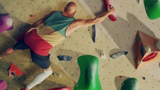 Climber Praktykowanie na ścianie wspinaczkowej w pomieszczeniach — Wideo stockowe