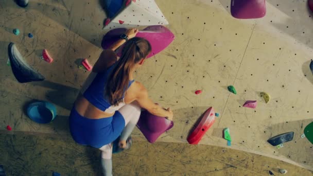 Női sportoló Gyakorlás a beltéri mászófalon — Stock videók