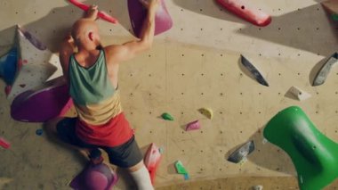 Kapalı alanda tırmanma pratiği yapan bir tırmanıcı.