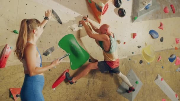 Instruktor gibt Kletterer Unterricht — Stockvideo