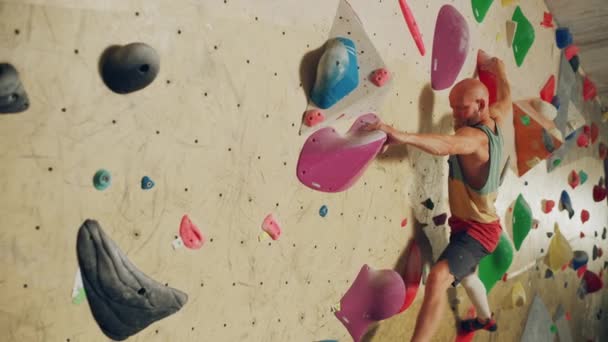 Escalador Praticando na Parede de Escalada Interior — Vídeo de Stock