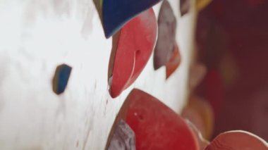 Kapalı alanda tırmanma pratiği yapan bir tırmanıcı.