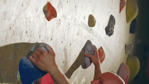 Climber Praktykowanie na ścianie wspinaczkowej w pomieszczeniach — Wideo stockowe