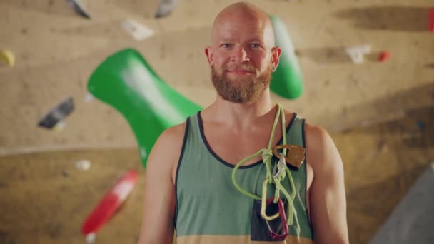 Man porträtt idrottare i klättring gym — Stockvideo