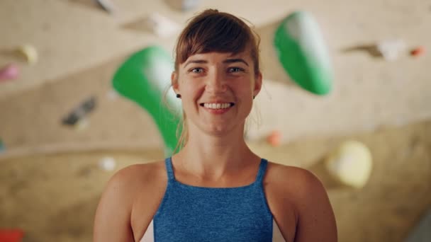 Kobieta Portret sportowca w siłowni wspinaczkowej — Wideo stockowe