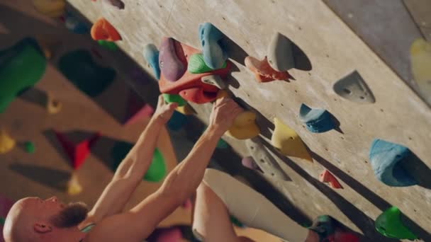 Kletterer üben an Indoor-Kletterwand — Stockvideo