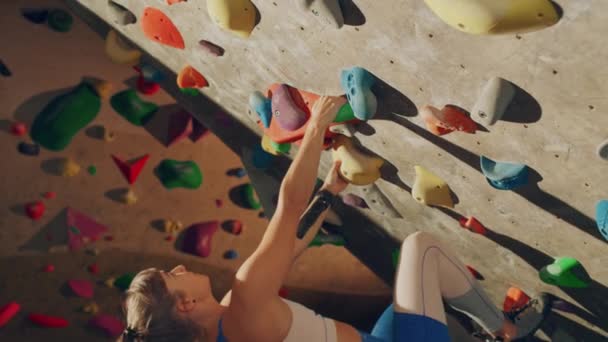 Atleta Femenina Practicando en Pared Escalada Interior — Vídeos de Stock