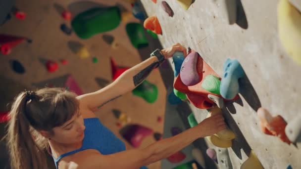 Женщина-атлет практикуется в скалолазании в помещении — стоковое видео