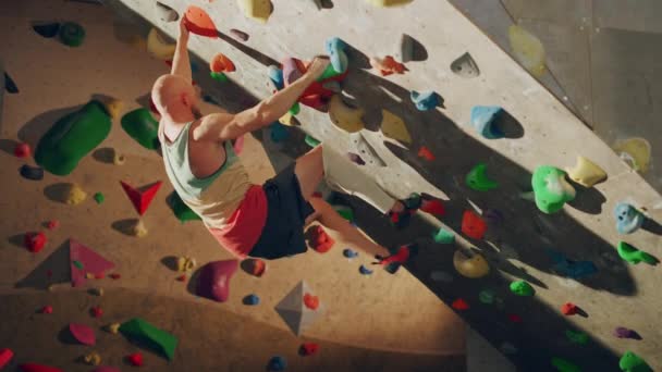 Kletterer üben an Indoor-Kletterwand — Stockvideo