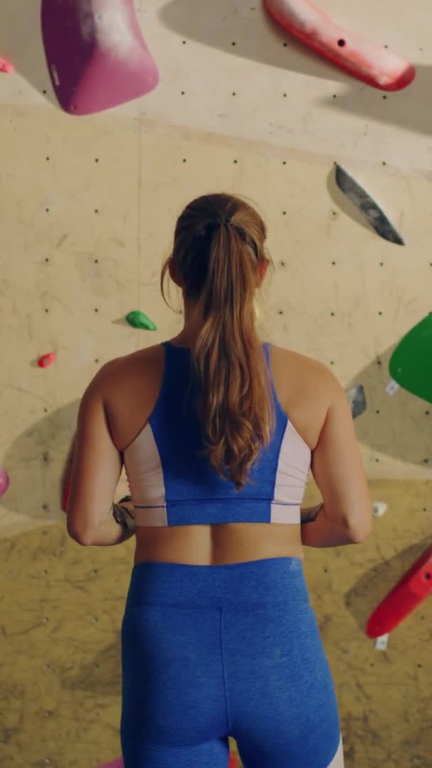 Pystysuora kuvamateriaali Nainen urheilija harjoitellaan sisätiloissa kiipeily Wall — kuvapankkivideo