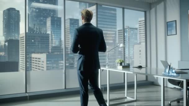 Empresário na janela do escritório — Vídeo de Stock