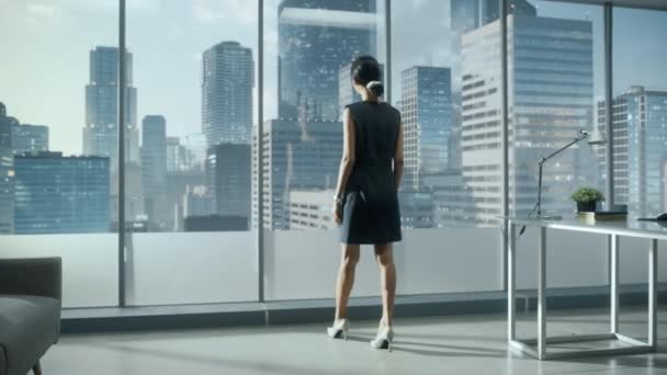Mujer de negocios en ventana de oficina — Vídeo de stock