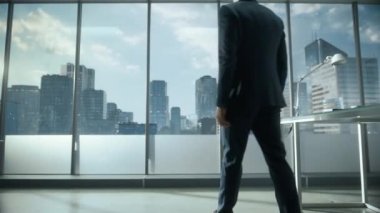 Ofis Penceresinde İşadamı