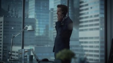 İşadamı Ofiste Akıllı Telefonla Konuşuyor