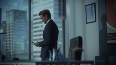 İşadamı Ofiste Akıllı Telefonla Konuşuyor