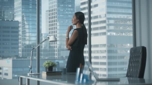 Деловая женщина в офисе окна — стоковое видео