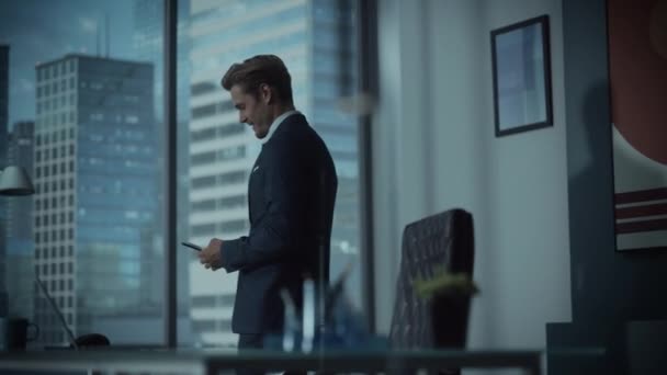 Бизнесмен говорит по смартфону в офисе — стоковое видео