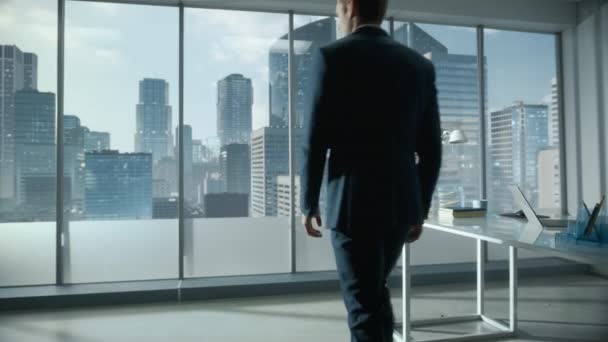 Бизнесмен в окне офиса — стоковое видео