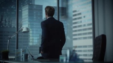 Ofis Penceresinde İşadamı