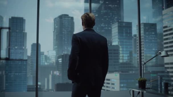 Omul de afaceri în fereastra de birou — Videoclip de stoc