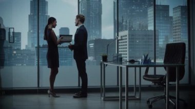 Ofisteki İşadamları Dizüstü bilgisayar kullanıyor