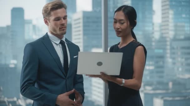 Empresários no escritório usando laptop — Vídeo de Stock