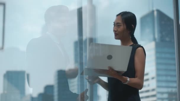 Empresários no escritório usando laptop — Vídeo de Stock