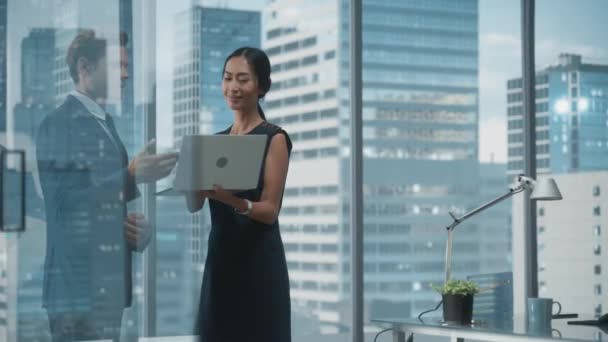 Бізнесмени в офісі використовують ноутбук — стокове відео