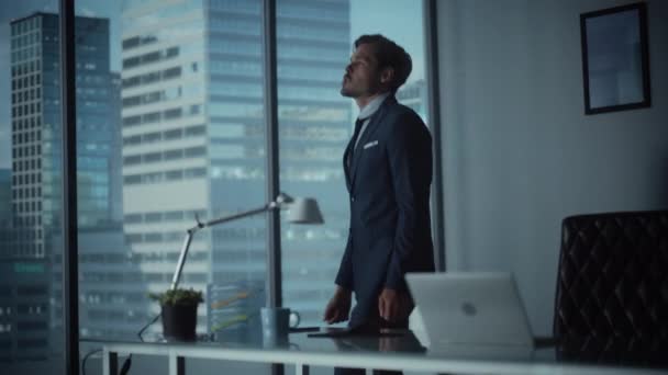 Emocionado hombre de negocios en el cargo — Vídeos de Stock