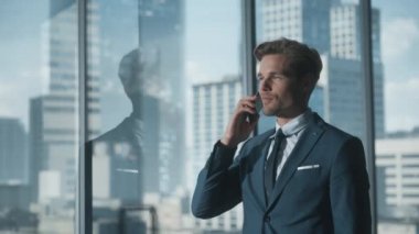 İşadamı Ofiste Akıllı Telefonla Konuşuyor
